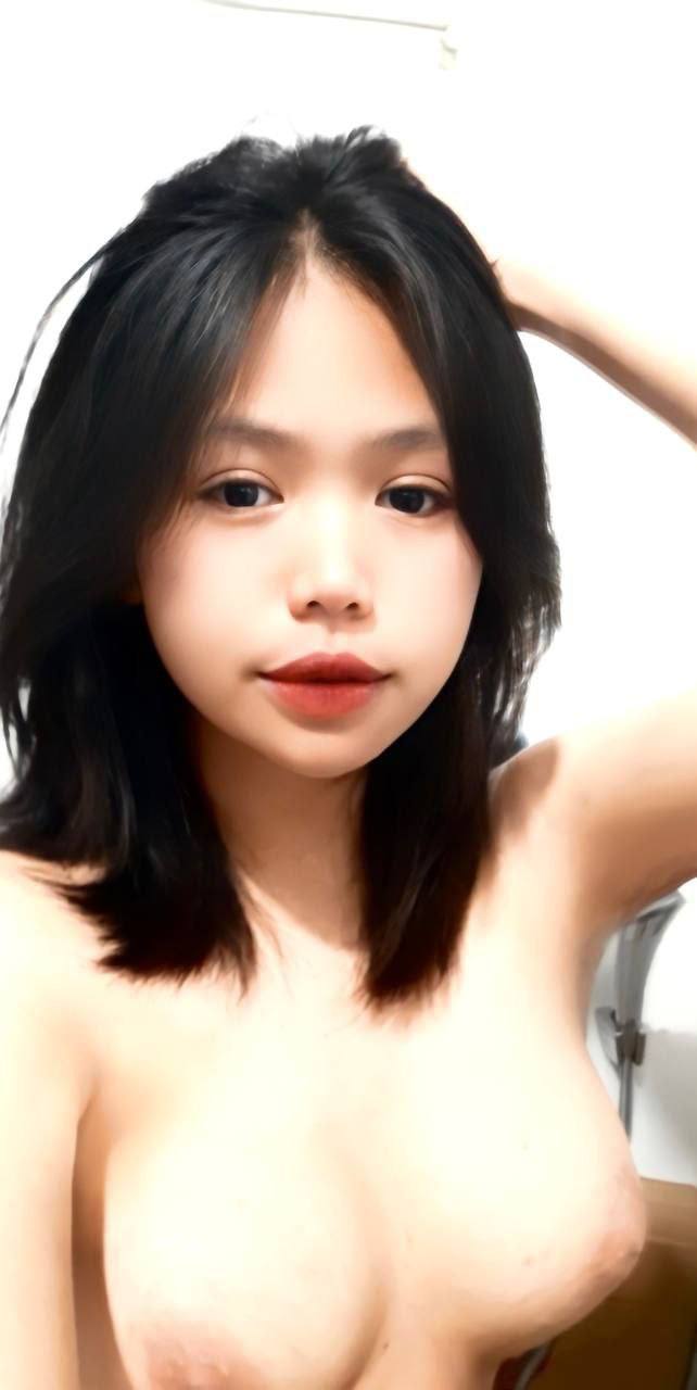 Anh ấy đã thâm nhập vào cái lỗ đít chặt của tôi khi tôi đang chơi trò chơi