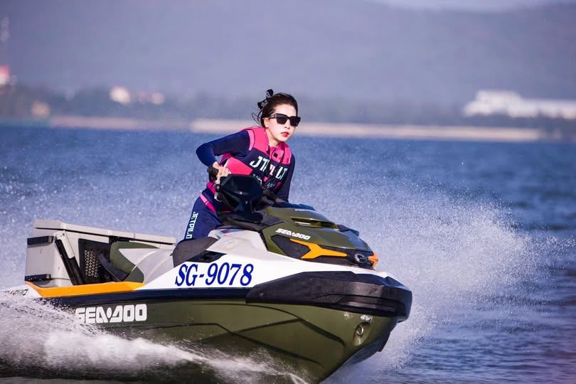 Em nhân viên bênh viện dâm tận tâm với nghề